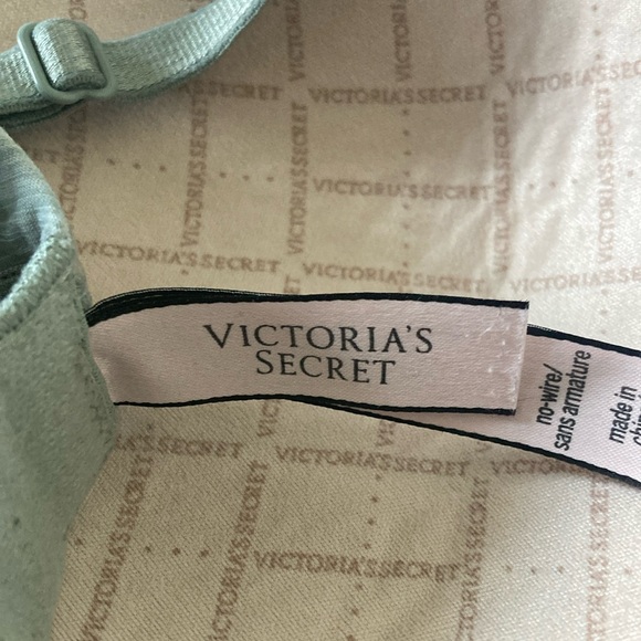 Victoria's Secret Teal Bra with No Underwire - Picture 3 of 6
